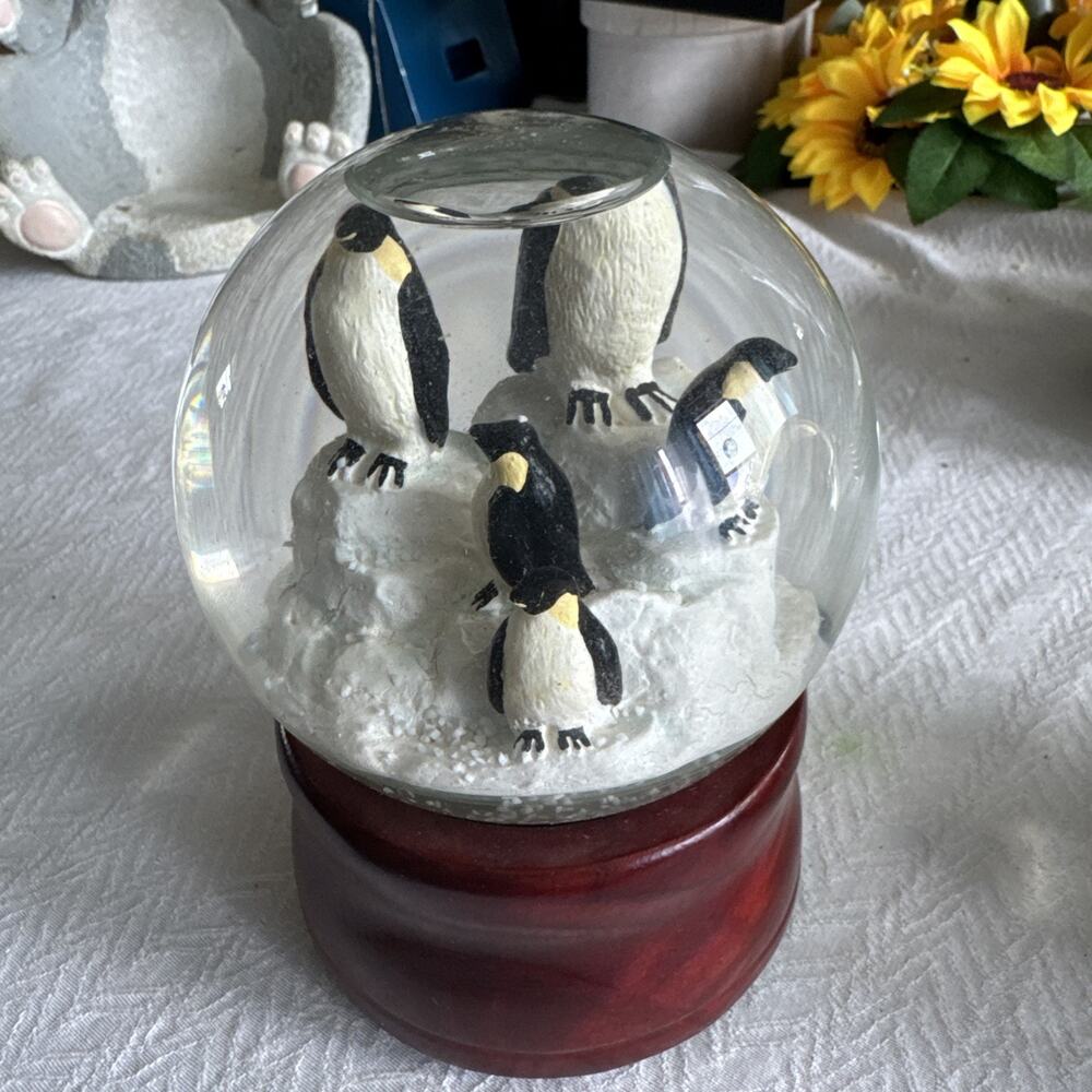 Penguin Snow Globe Sankyo Smithsonian Institution 5.5x4" Music Box Not Working